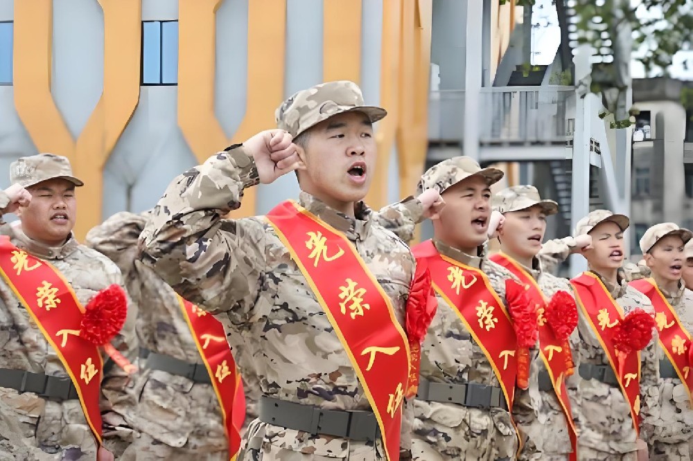 参加军队报效国家